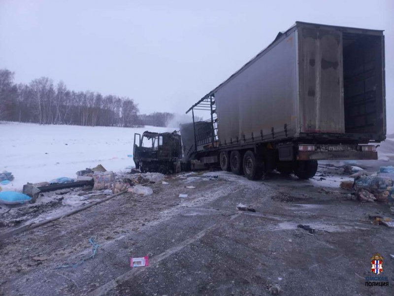 Сотрудники полиции работают на месте лобового столкновения двух автомобилей в Калачинском районе