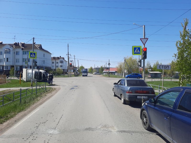 Полицейскими проводится проверка по факту ДТП в г. Калачинске, в котором пострадали водитель и несовершеннолетние пассажиры