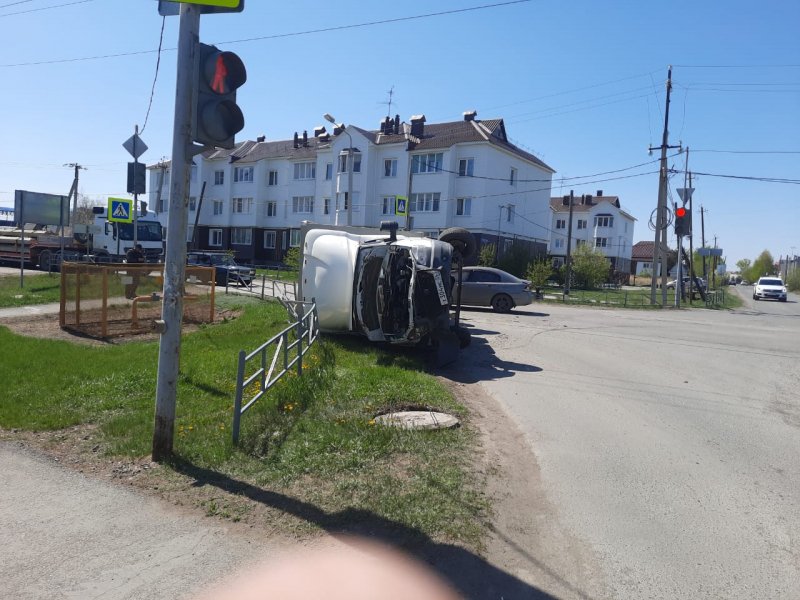 Полицейскими проводится проверка по факту ДТП в г. Калачинске, в котором пострадали водитель и несовершеннолетние пассажиры